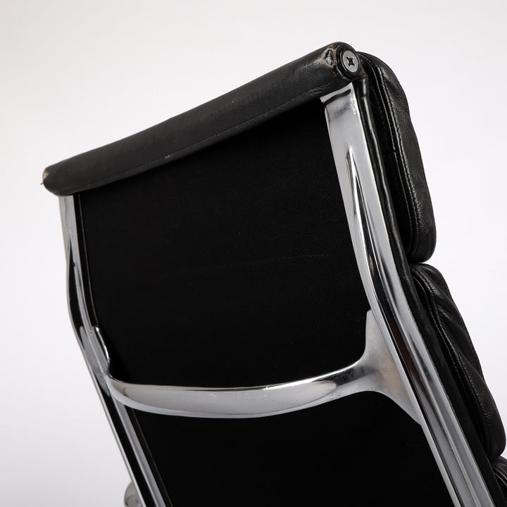 808 Vitra Eames Soft Pad Chair EA 215 Leder nero schwarz – Detailansicht Rückenlehne von hinten