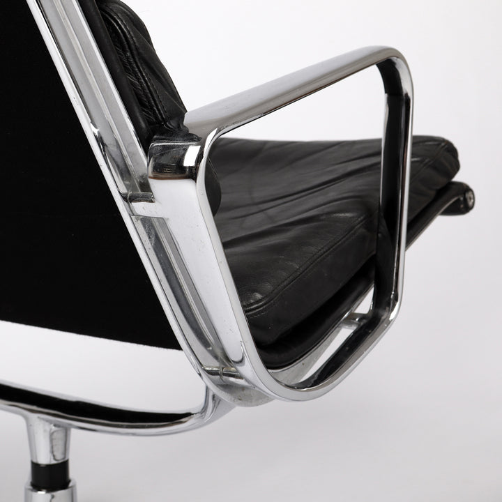 808 Vitra Eames Soft Pad Chair EA 215 Leder nero schwarz – Detailansicht Armlehne rechts von hinten