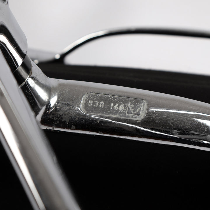 808 Vitra Eames Soft Pad Chair EA 215 Leder nero schwarz – Detailansicht Herstellernachweis