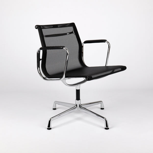 809 Vitra Eames Aluminium Chair EA 108 Netzbezug Mesh schwarz – Frontalansicht eingedreht