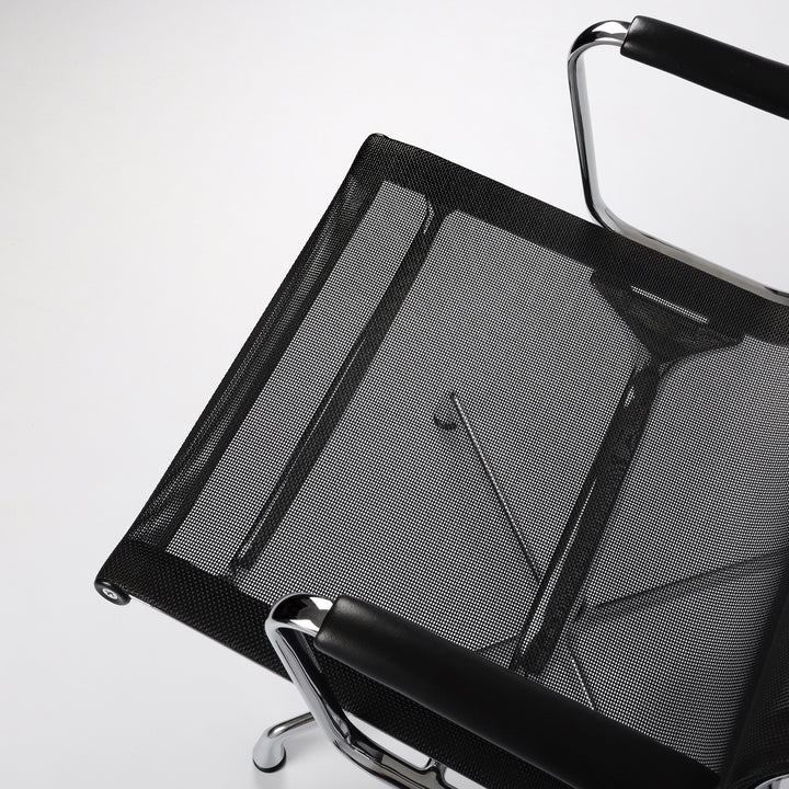 809 Vitra Eames Aluminium Chair EA 108 Netzbezug Mesh schwarz – Detailansicht Sitzfläche