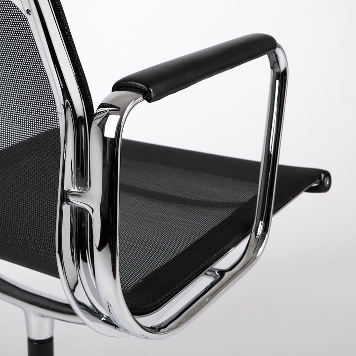 809 Vitra Eames Aluminium Chair EA 108 Netzbezug Mesh schwarz – Detailansicht Armlehne rechts