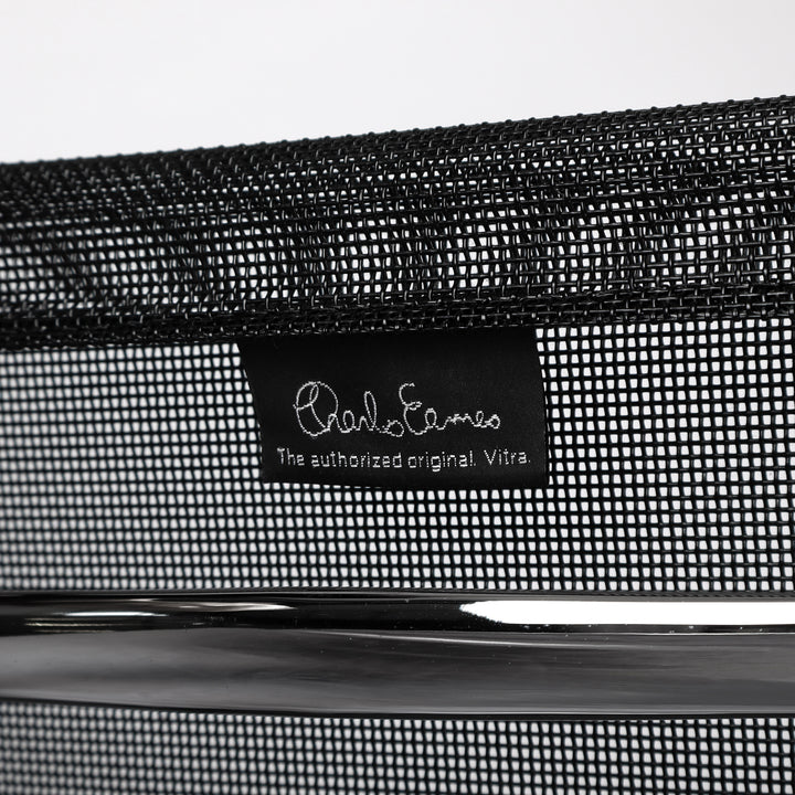 809 Vitra Eames Aluminium Chair EA 108 Netzbezug Mesh schwarz – Detailansicht Herstellernachweis