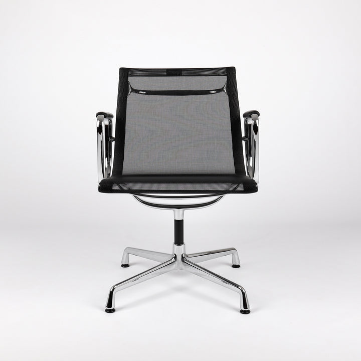 809 Vitra Eames Aluminium Chair EA 108 Netzbezug Mesh schwarz – Frontalansicht