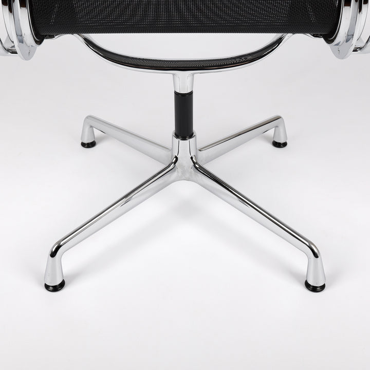 809 Vitra Eames Aluminium Chair EA 108 Netzbezug Mesh schwarz – Detailansicht Gestell 