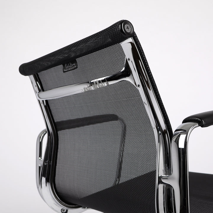 809 Vitra Eames Aluminium Chair EA 108 Netzbezug Mesh schwarz – Detailansicht Rückseite