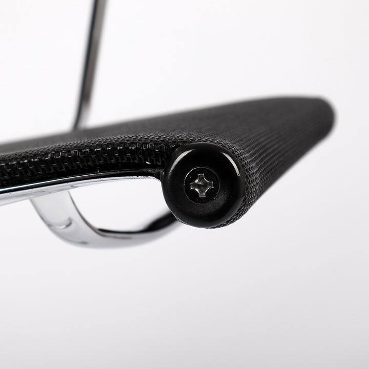 809 Vitra Eames Aluminium Chair EA 108 Netzbezug Mesh schwarz – Detailansicht Sitzfläche vorne rechts