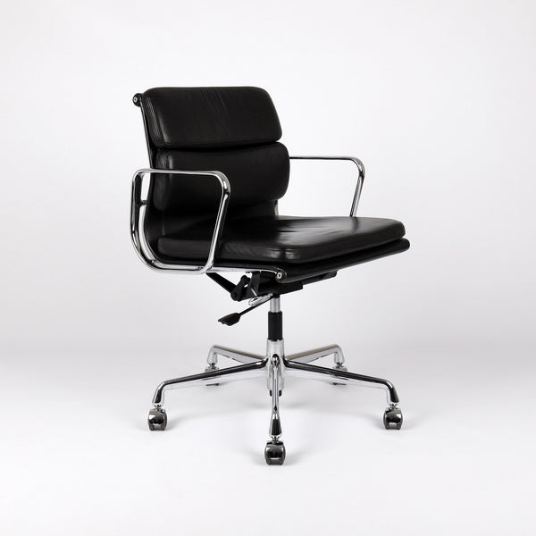 810 Vitra Eames Soft Pad Chair EA 217 Leder nero schwarz – Frontalansicht eingedreht