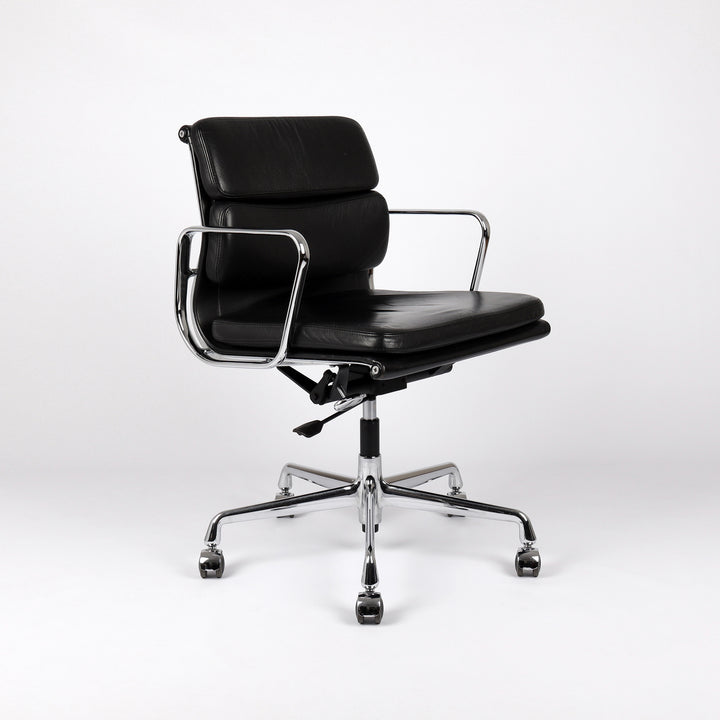 810 Vitra Eames Soft Pad Chair EA 217 Leder nero schwarz – Frontalansicht eingedreht