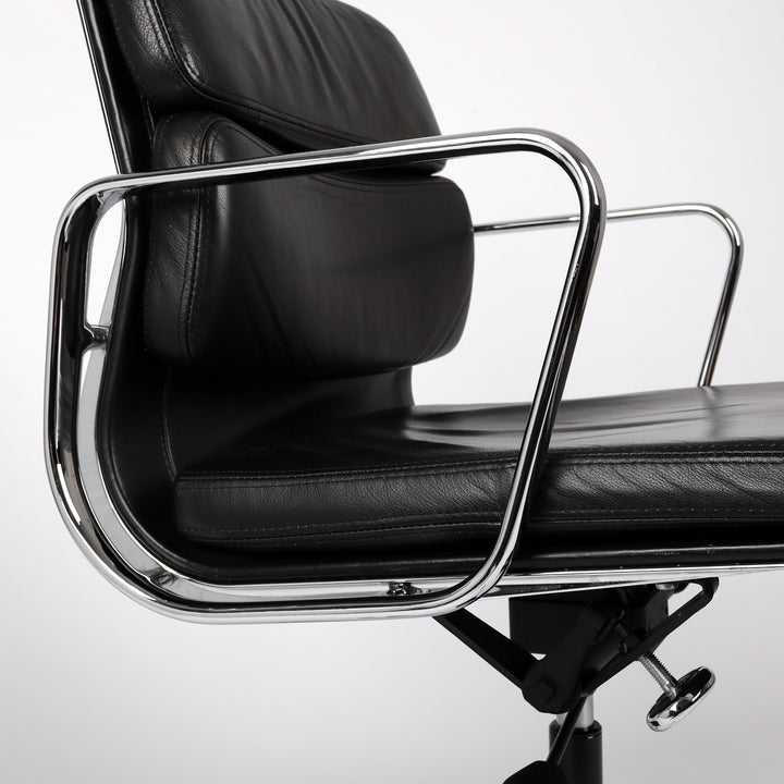 810 Vitra Eames Soft Pad Chair EA 217 Leder nero schwarz – Detailansicht Armlehnen seitlich