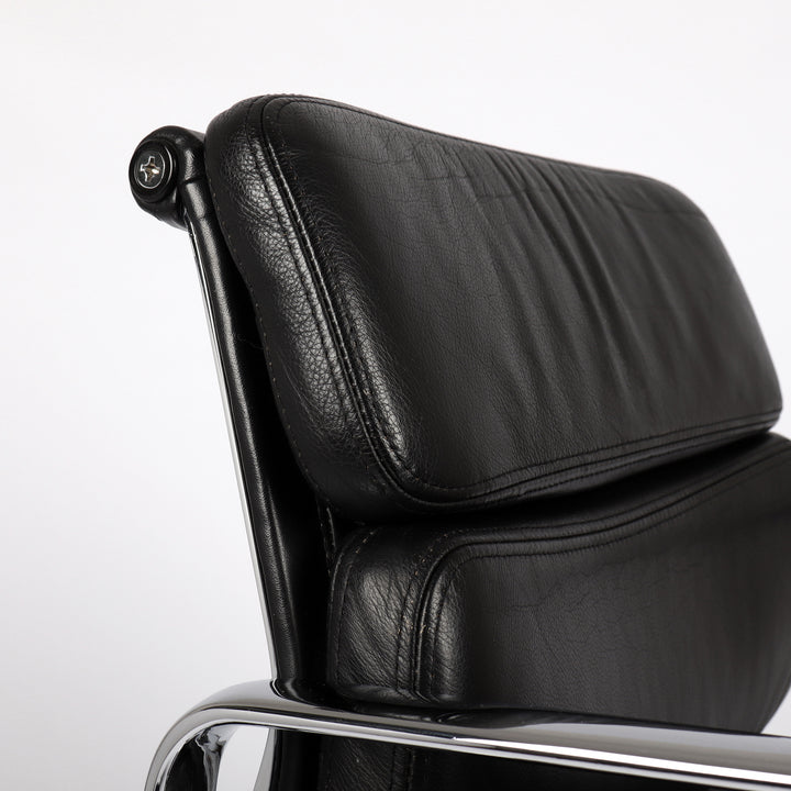 810 Vitra Eames Soft Pad Chair EA 217 Leder nero schwarz – Detailansicht Rückenlehne seitlich