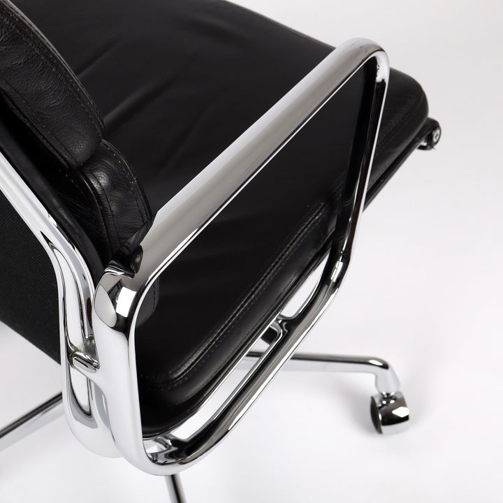 810 Vitra Eames Soft Pad Chair EA 217 Leder nero schwarz – Detailansicht Armlehnen rechts von oben