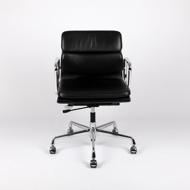 810 Vitra Eames Soft Pad Chair EA 217 Leder nero schwarz – Frontalansicht