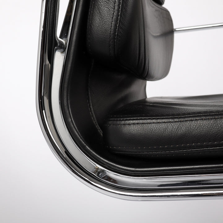 810 Vitra Eames Soft Pad Chair EA 217 Leder nero schwarz – Detailansicht Sitzfläche und Gestell seitlich
