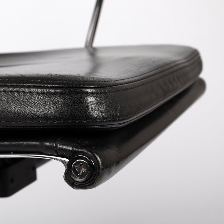 810 Vitra Eames Soft Pad Chair EA 217 Leder nero schwarz – Detailansicht Leder Sitzfläche seitlich