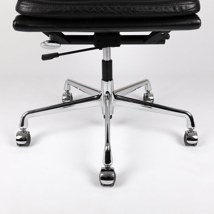 810 Vitra Eames Soft Pad Chair EA 217 Leder nero schwarz – Detailansicht Gestell 