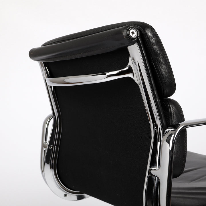 810 Vitra Eames Soft Pad Chair EA 217 Leder nero schwarz – Detailansicht Rückenlehne von hinten