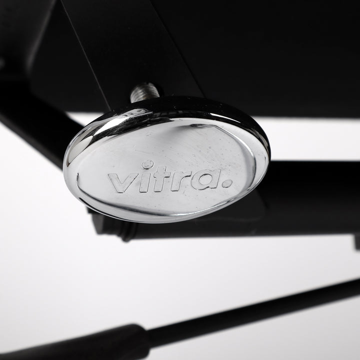 810 Vitra Eames Soft Pad Chair EA 217 Leder nero schwarz – Detailansicht Herstellernachweis