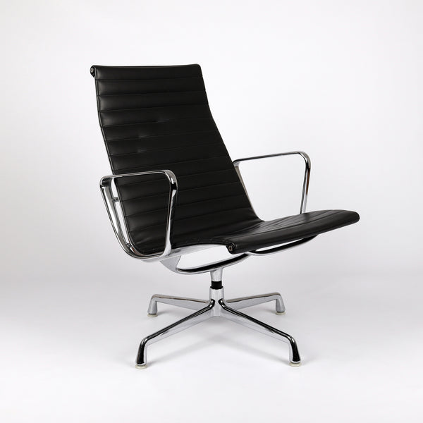 811 Vitra Eames Aluminium Chair EA 116 – Frontalansicht eingedreht