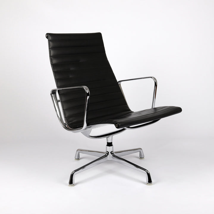 811 Vitra Eames Aluminium Chair EA 116 – Frontalansicht eingedreht