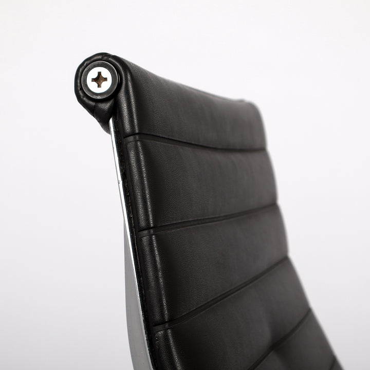 811 Vitra Eames Aluminium Chair EA 116 – Detailansicht Rückenlehne seitlich