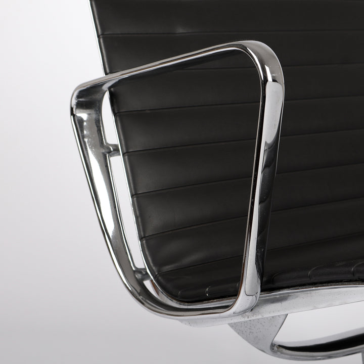 811 Vitra Eames Aluminium Chair EA 116 – Detailansicht Armlehne seitlich
