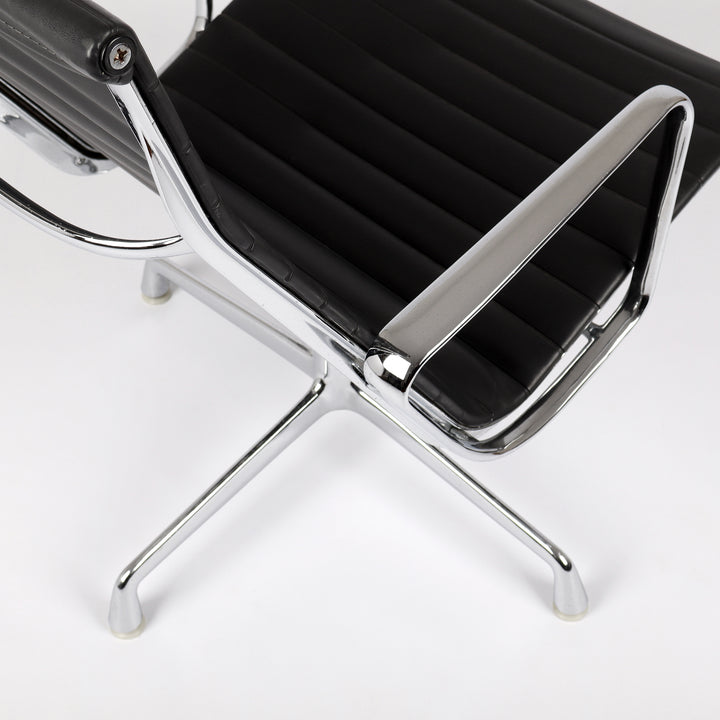 811 Vitra Eames Aluminium Chair EA 116 – Detailansicht Armlehne rechts von oben