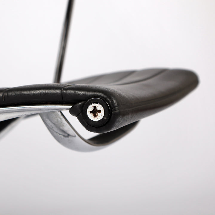 811 Vitra Eames Aluminium Chair EA 116 – Detailansicht Sitzfläche vorne rechts