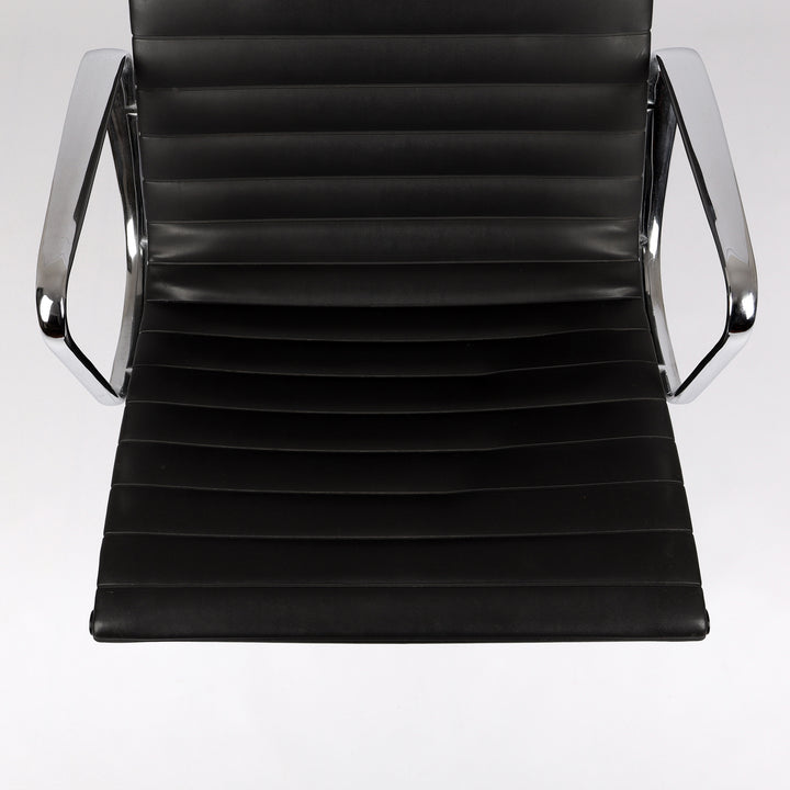 811 Vitra Eames Aluminium Chair EA 116 – Detailansicht Sitzfläche von oben