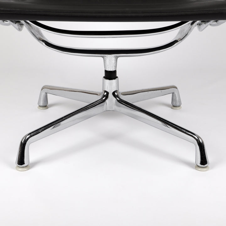 811 Vitra Eames Aluminium Chair EA 116 – Detailansicht Gestell