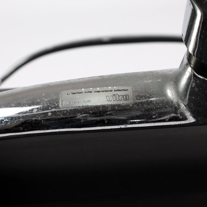 811 Vitra Eames Aluminium Chair EA 116 – Detailansicht Herstellernachweis