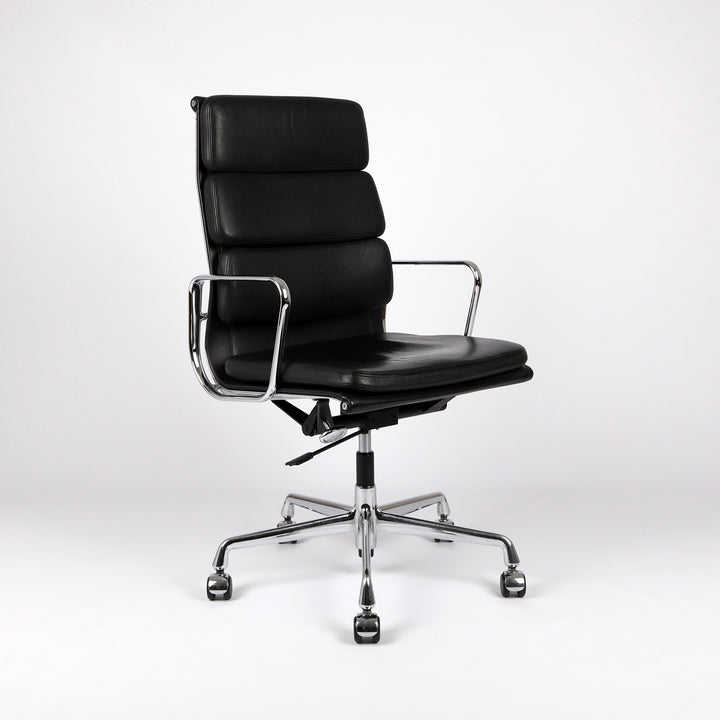 812 Vitra Eames Soft Pad Chair EA 219 – Frontalansicht eingedreht