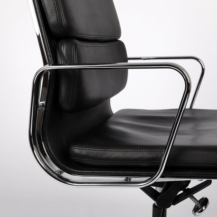 812 Vitra Eames Soft Pad Chair EA 219 – Detailansicht Armlehnen seitlich