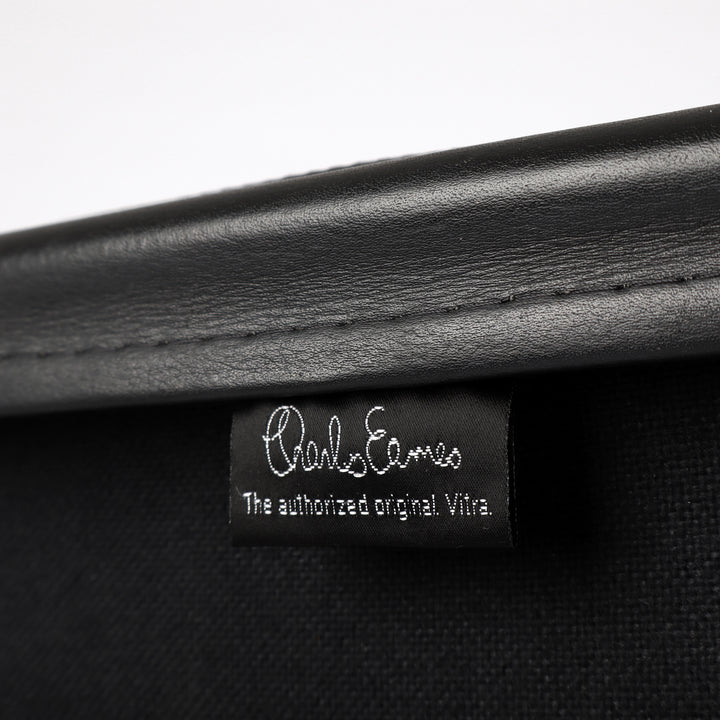 812 Vitra Eames Soft Pad Chair EA 219 – Detailansicht Herstellernachweis Rückseite