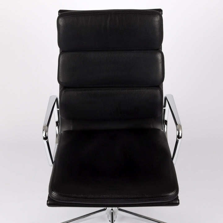 812 Vitra Eames Soft Pad Chair EA 219 – Detailansicht Rückenlehne und Sitzfläche von oben