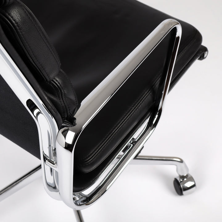 812 Vitra Eames Soft Pad Chair EA 219 – Detailansicht Armlehne rechts von oben