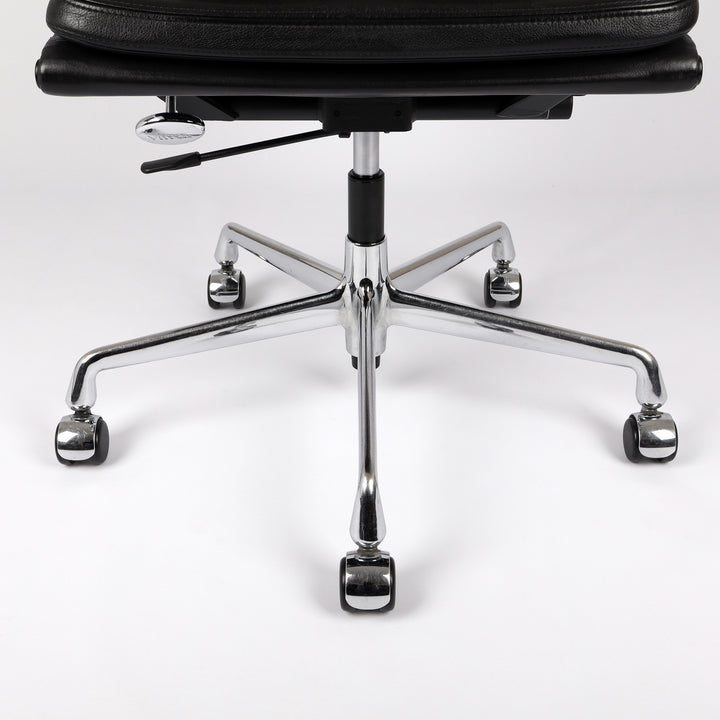 812 Vitra Eames Soft Pad Chair EA 219 – Detailansicht Gestell