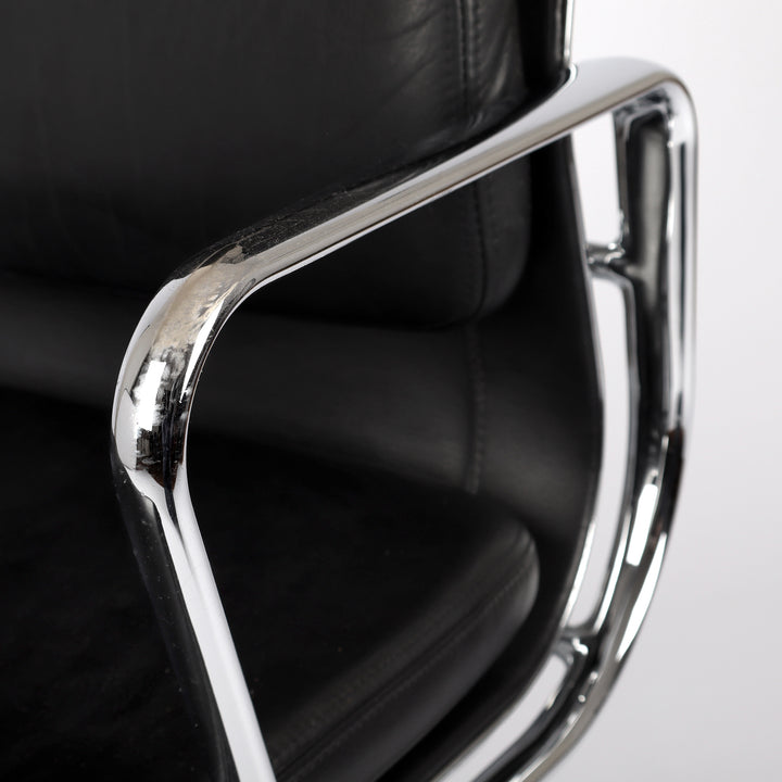 812 Vitra Eames Soft Pad Chair EA 219 – Detailansicht Armlehne links