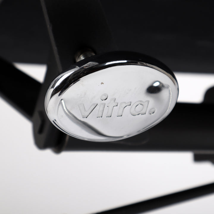 812 Vitra Eames Soft Pad Chair EA 219 – Detailansicht Herstellernachweis unterseitig