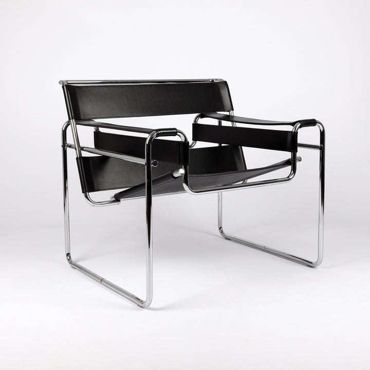 813 Knoll International Wassily Chair von Marcel Breuer Leder schwarz – Frontalaufnahme eingedreht