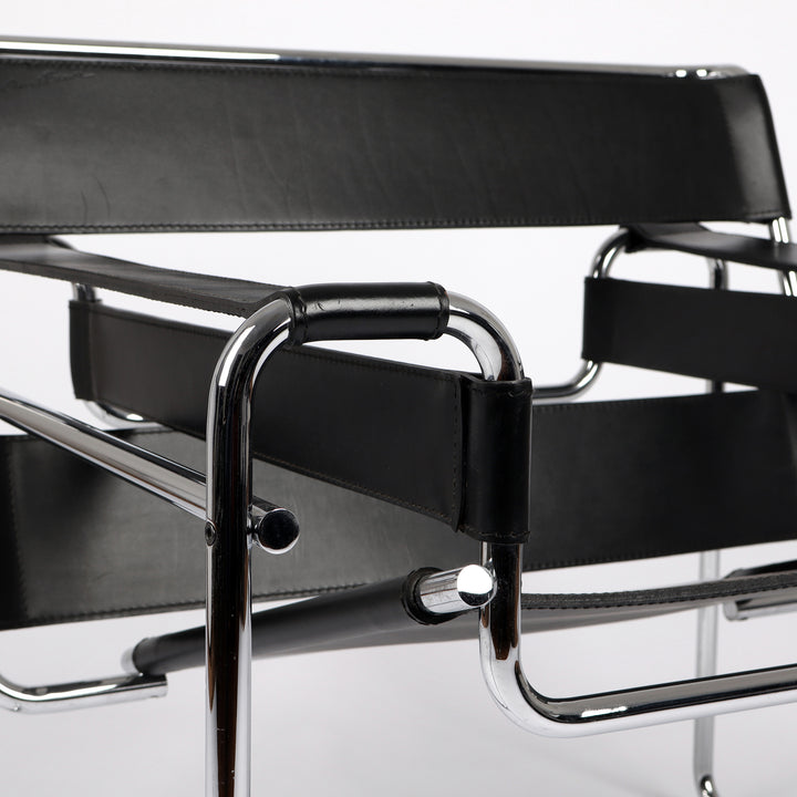 813 Knoll International Wassily Chair von Marcel Breuer Leder schwarz – Detailansicht Stahlrohr und Leder vorne rechts