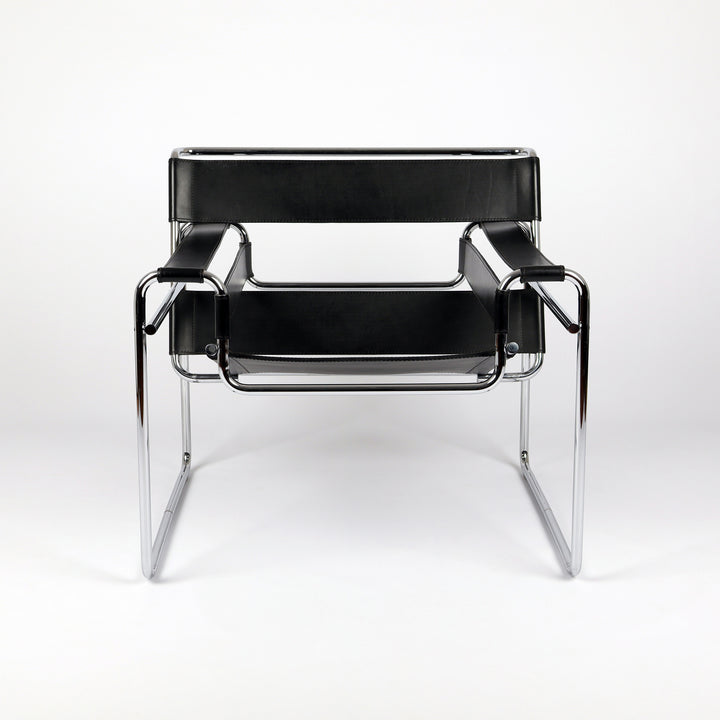 813 Knoll International Wassily Chair von Marcel Breuer Leder schwarz – Frontalansicht