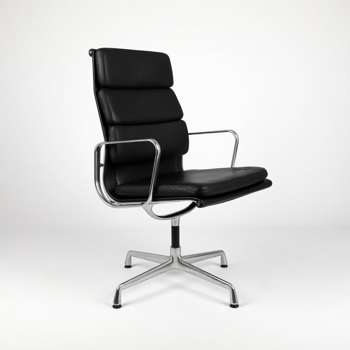 816 Vitra Soft Pad Chair EA 219 / EA 208 von Charles und Ray Eames – Frontalansicht eingedreht