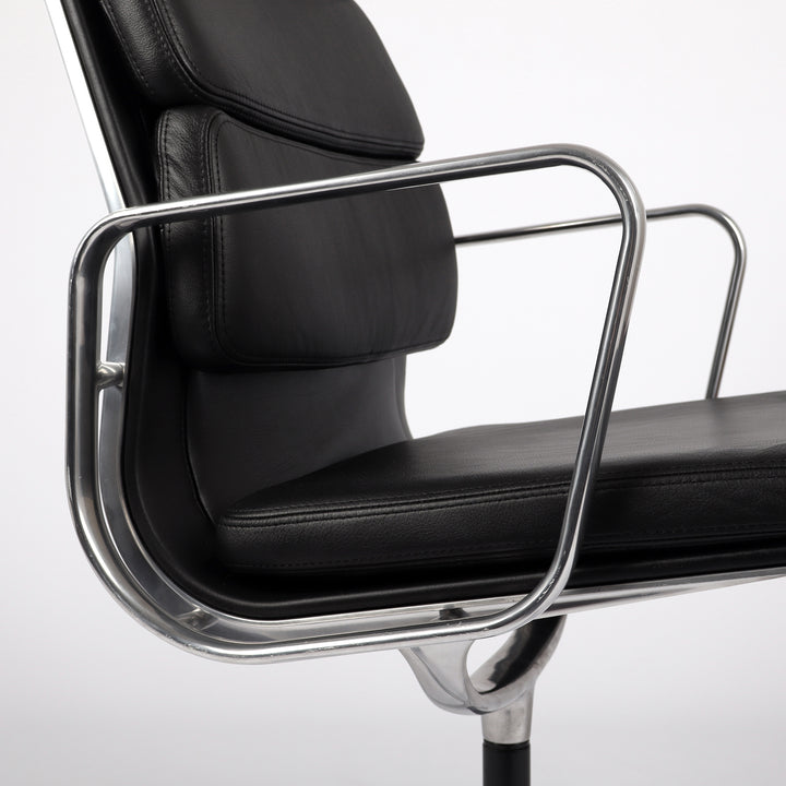 816 Vitra Soft Pad Chair EA 219 / EA 208 von Charles und Ray Eames – Detailansicht Armlehnen