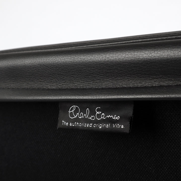 816 Vitra Soft Pad Chair EA 219 / EA 208 von Charles und Ray Eames – Detailansicht Herstellernachweis