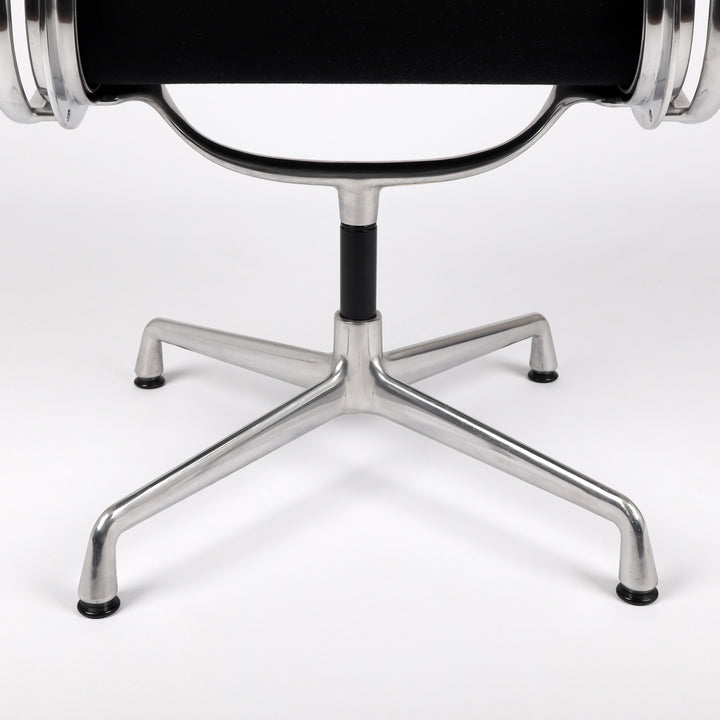 816 Vitra Soft Pad Chair EA 219 / EA 208 von Charles und Ray Eames – Detailansicht Gestell