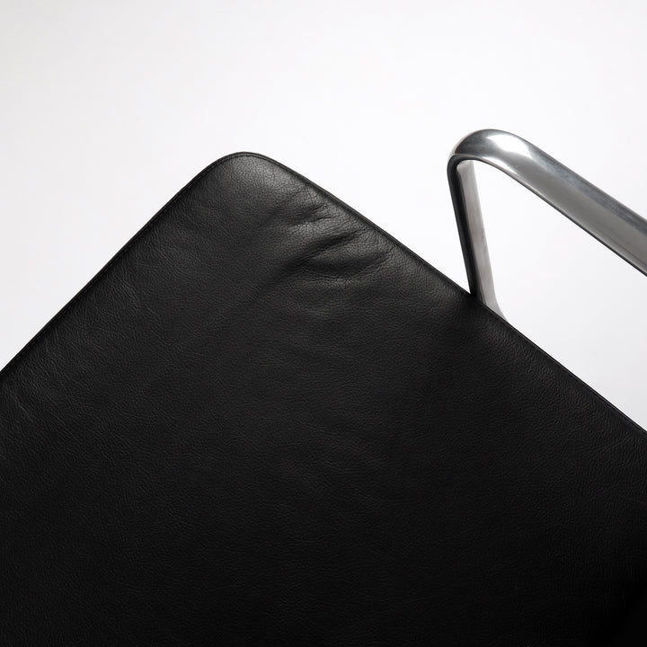 816 Vitra Soft Pad Chair EA 219 / EA 208 von Charles und Ray Eames – Detailansicht Leder Sitzfläche