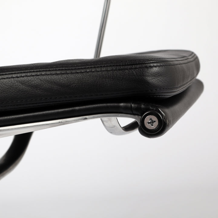 816 Vitra Soft Pad Chair EA 219 / EA 208 von Charles und Ray Eames – Detailansicht Sitzfläche vorne rechts