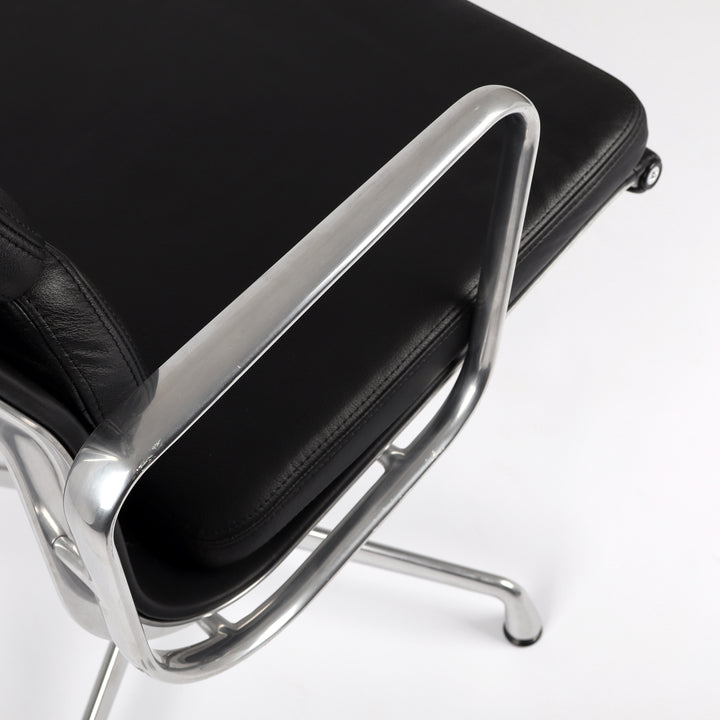 816 Vitra Soft Pad Chair EA 219 / EA 208 von Charles und Ray Eames – Detailansicht Armlehnen rechts von oben