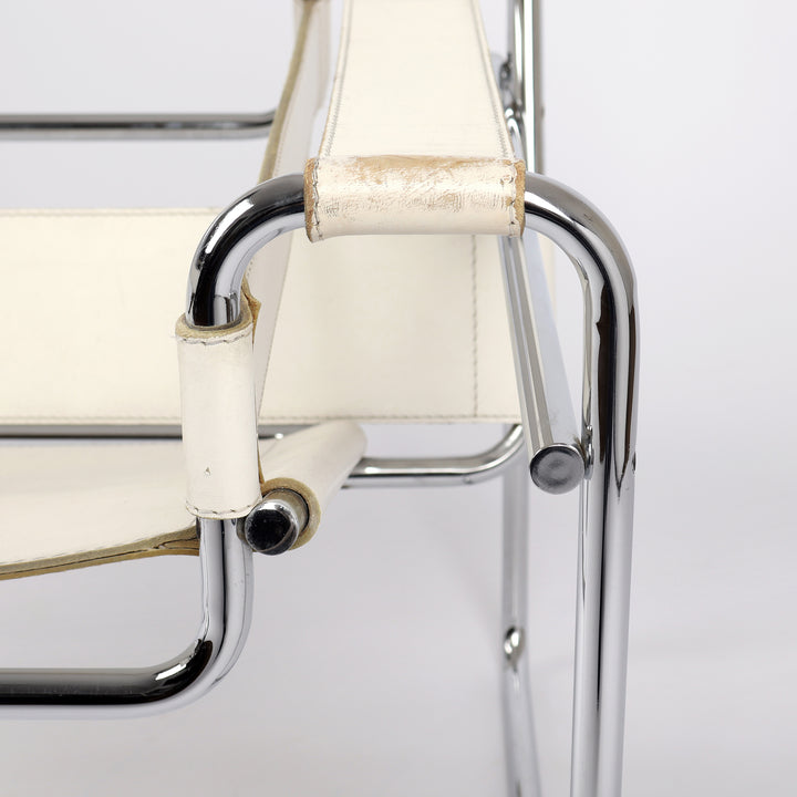 817 Gavina Knoll Wassily Chair von Marcel Breuer Leder weiß – Detailansicht Armlehne links